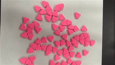 إحباط محاولة تهريب أقراص مخدرة بجمرك البريد المصري بمطار القاهرة