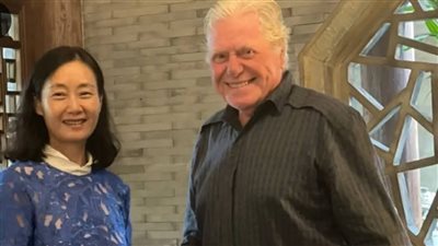 حسين فهمي يوقع مذكرة تعاون سينمائي بين مصر والصين