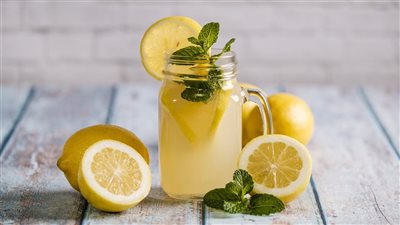 فوائد الليمون، يخفض ضغط الدم والكوليسترول ويحافظ على شباب البشرة 