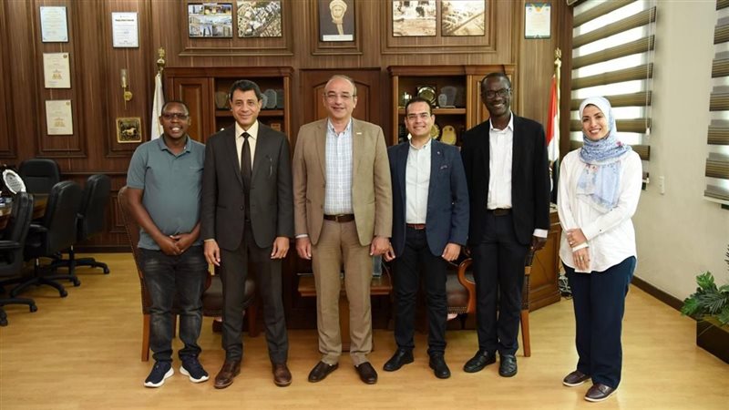 جامعة عين شمس، فيتو