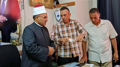الإسماعيلية الأزهرية تسلم شيكات التأمين الحكومي لأسر الطلاب المتوفين