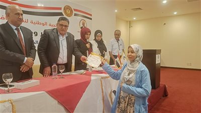 تسليم 30 عقدا لذوي همم و10 شهادات لخريجي دورات تدريب مهني بالبحر الأحمر 