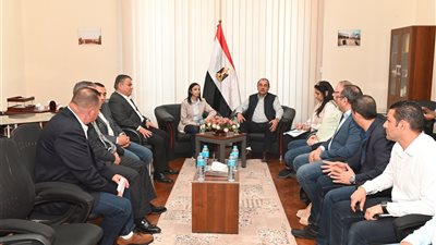 وزير قطاع الأعمال العام يزور شركة مصر للغزل والنسيج وصباغي البيضا بكفر الدوار 