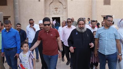 300 شاب وفتاة يرافقون نائب محافظ سوهاج خلال زيارته لأعرق الأديرة القبطية 