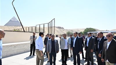 يربط بين المتحف المصري الكبير ومنطقة الأهرامات، مدبولي يتفقد 