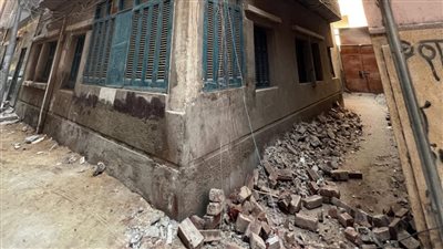 كردون أمني حول منزل مهجور غير مأهول بالسكان آيل للسقوط بقنا