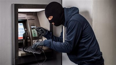 محمد عبد الجليل يكتب: قصة عامل النظافة الذي سرق ماكينة الصراف الآلي بـ 3 مفكات واستولى على 100 ألف جنيه.. لص بالصدفة دفعه الفقر للسرقة في لحظة يأس 