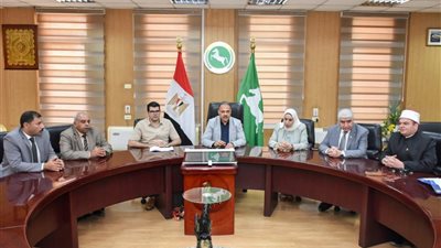 محافظ الشرقية يسلم مساعدات مالية لأسر ضحايا ومصابي حادث انهيار عقار بالزقازيق 