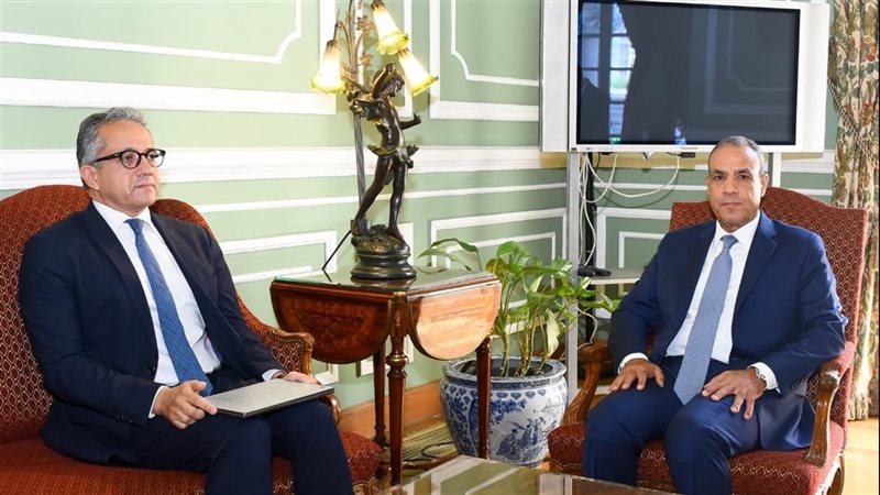 وزير الخارجية مع