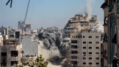 مقطع مرعب، لحظة تفجير إسرائيل لبرج الكوثر السكني في غزة بأربع قنابل (فيديو)