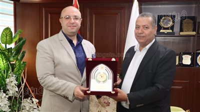 محافظ بني سويف يكرم وكيل مديرية التموين بعد ترقيته وكيلا للوزارة بالفيوم