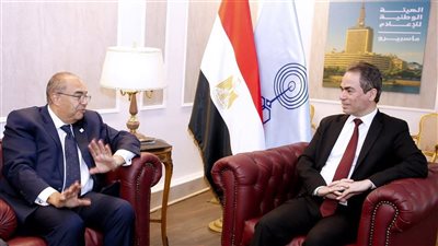 وصول الدكتور محمود محيي الدين قبيل بدء صالون ماسبيرو الثقافي