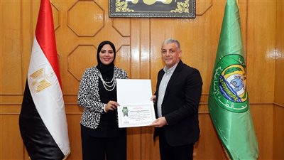 محافظ الإسماعيلية يكرم مدير عام مديرية التموين والتجارة الداخلية 