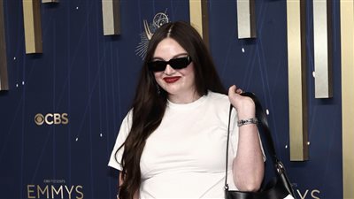 ميج ستالتر تظهر ببنطال جينز على السجادة الحمراء لحفل إيمي (فيديو)