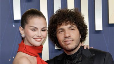 عروس هوليوود سيلينا جوميز على السجادة الحمراء لحفل إيمي (فيديو)