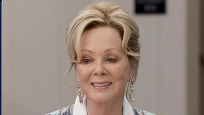 جين سمارت تفوز بجائزة أفضل ممثلة رئيسية في مسلسل كوميدي بحفل إيمي