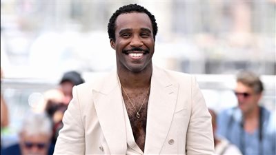 تراميل تيلمان يفوز بجائزة أفضل ممثل مساعد في مسلسل درامي بحفل إيمي (فيديو)