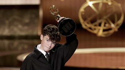 في سن 15 سنة، أوين كوبر أصغر ممثل يفوز بجائزة إيمي كأفضل ممثل مساعد في مسلسل قصير 