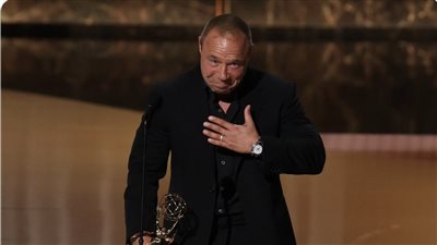 ستيفين جرام يفوز بجائزة أفضل ممثل رئيسي في مسلسل محدود بحفل إيمي (فيديو)