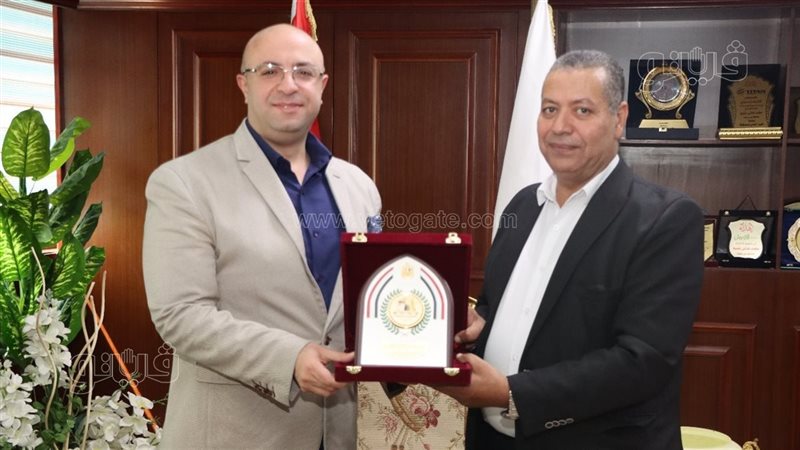 محافظ بني سويف يكرم