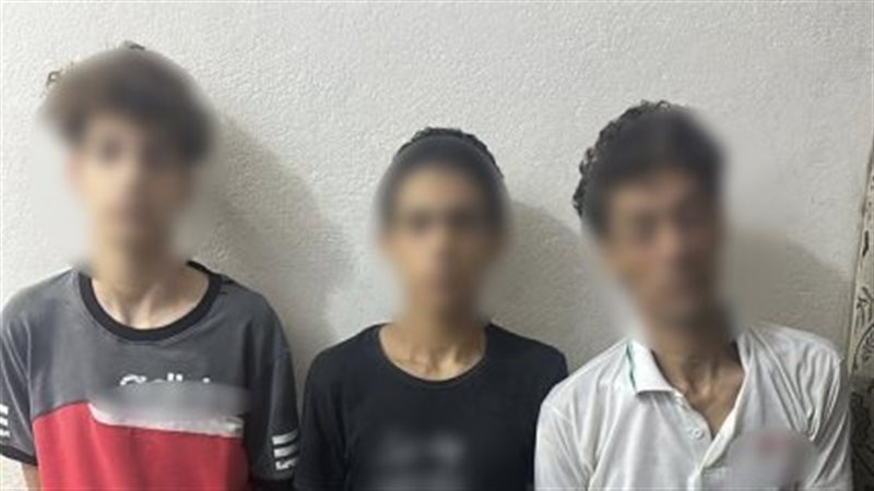 ضبط 3 أشخاص لوّحوا