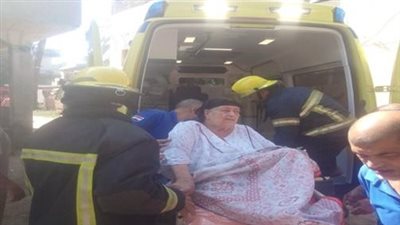 الأمن يساعد سيدة مسنة مريضة في البحيرة للوصول إلى المستشفى