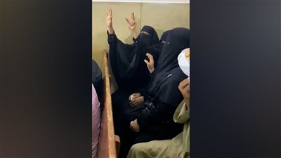 جدة ضحايا دلجا تنهار في جلسة محاكمة قاتلة زوجها وأطفاله الـ 6 (فيديو) 