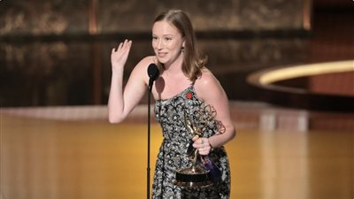 من هي الممثلة اليهودية هانا آينبيندر التي هتفت لتحرير فلسطين في حفل إيمي (فيديو)