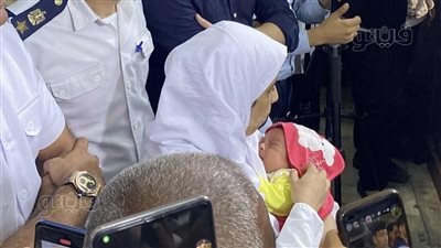 كواليس أولى جلسات محاكمة المتهمة بقتل زوجها وأطفاله الـ6 بدلجا.. المتهمة تظهر مكبلة بالكلبشات وتحمل رضيعتها.. وتعترف: عملت كده علشان ضرتي كانت عاوزة جوزي يطلقني.. ومكنتش بحط السم لحمايا وحماتي