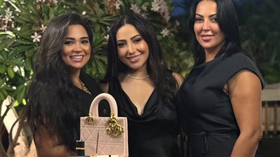 المطربة بوسي تحتفل بعيد ميلادها مع أصدقائها (صور)