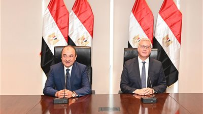 وزيرا قطاع الأعمال والبترول يشهدان توقيع عقد بين 