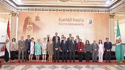 رئيس جامعة القاهرة يبحث مع وفد برلماني فرنسي تعزيز التعاون الأكاديمي والبحثي 