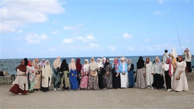 جولة ترفيهية لطالبات الأزهر المتفوقات على الممشى السياحى بالإسكندرية (صور)