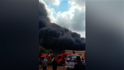 الدفع بـ8 سيارات إطفاء للسيطرة على حريق بمصنع فوط وبطاطين بالغربية (فيديو)