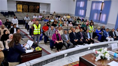 محافظ سوهاج يسلم 25 عقدا للأشخاص ذوي الإعاقة للعمل بالقطاع الخاص