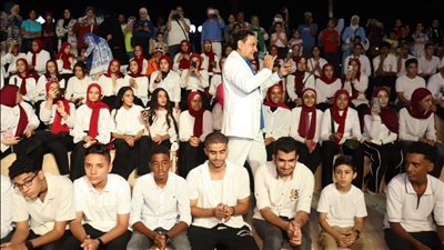 مركز التنمية الشبابية يكرم المتفوقين دراسيا ورياضيا في حفل على المسرح الروماني