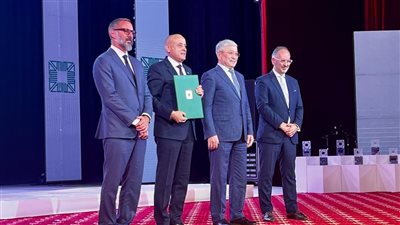 وزيرة التنمية ومحافظ الأقصر يتسلمان جائزة الآغا خان عن مشروع إسنا