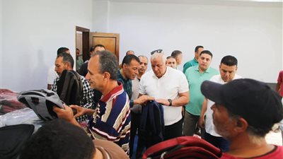 الزملوط يتفقد معرض المستلزمات المدرسية بمجمع المصالح الحكومية بالخارجة 