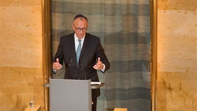 دموع المستشار الألماني تستفز العرب على مواقع التواصل (فيديو)