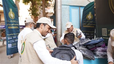 بيت الزكاة يختتم توزيع المستلزمات الدراسية على آلاف الطلاب الأيتام 