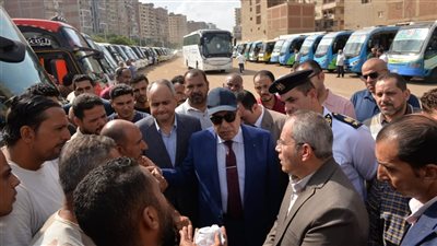 محافظ الدقهلية يتفقد اصطفاف 62 باصًا جديدًا لدعم منظومة النقل الجماعي بالمنصورة 
