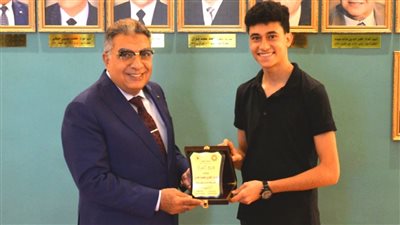 تكريم الطالب مروان المغازي الأول على مستوى الدقهلية في الدبلوم الفني الصناعي 