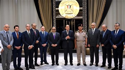 مجلس الوزراء يكرم الأمين العام السابق للمجلس ويهنئ علاء قاسم بتوليه المسئولية