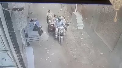 أمن الشرقية يفحص فيديو يظهر قيام صاحب مخبز بسكب جاز على الخبز (فيديو)