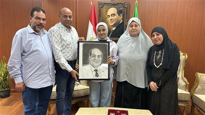 طالبة إعدادية تهدي وكيل التعليم بالدقهلية بورتريه بمناسبة العام الدراسي 