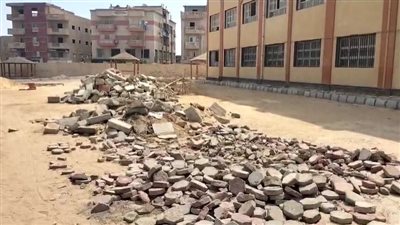 أولياء أمور بمدرسة عثمان بن عفان بالعبور يستغيثون من استمرار الأعمال الإنشائية قبل بدء الدراسة (فيديو)