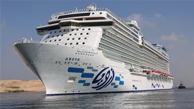 قناة السويس تشهد عبور السفينة العملاقة 