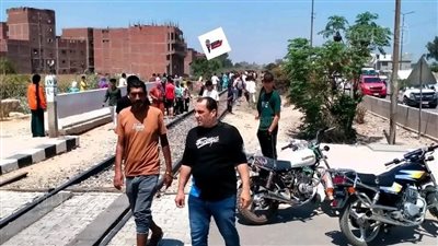 مصرع وإصابة 3 أشخاص في تصادم قطار بمزلقان ميت ربيعة البيضاء بالشرقية (فيديو)