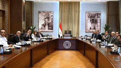 رئيس الوزراء يتابع تنفيذ المعايير الخاصة بالإعلانات على الطرق العامة والمحاور