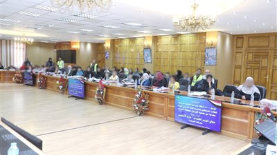 محافظ الشرقية يشهد توزيع شنط وأدوات مدرسية على الطلاب 